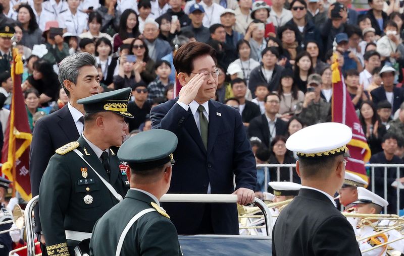 [계룡=뉴시스] 조성봉 기자 = 이재명 대통령이 1일 충남 계룡대 활주로에서 열린 제78회 국군의 날 기념식에서 열병차량에 탑승해 사열을 하고 있다.2026.10.01. suncho21@newsis.com