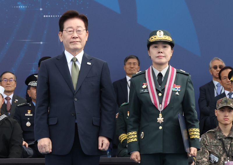 [계룡=뉴시스] 조성봉 기자 = 이재명 대통령이 1일 충남 계룡대 활주로에서 열린 제78회 국군의 날 기념식에서 석연숙 육군 제2작전사령부 육군 준장에게 보국훈장 천수장을 수여한 뒤 기념촬영 하고 있다.2026.10.01. suncho21@newsis.com