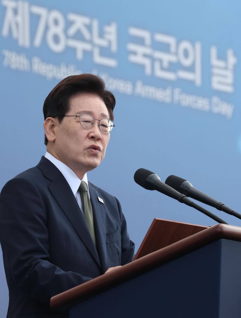 [계룡=뉴시스] 조성봉 기자 = 이재명 대통령이 1일 충남 계룡대 활주로에서 열린 제78회 국군의 날 기념식에서 기념사를 하고 있다.2026.10.01. suncho21@newsis.com