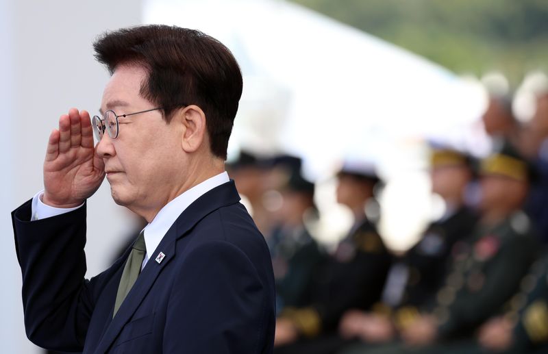 [계룡=뉴시스] 조성봉 기자 = 이재명 대통령이 1일 충남 계룡대 활주로에서 열린 제78회 국군의 날 기념식에서 기념사를 마치고 거수경례를 하고 있다.2026.10.01. suncho21@newsis.com