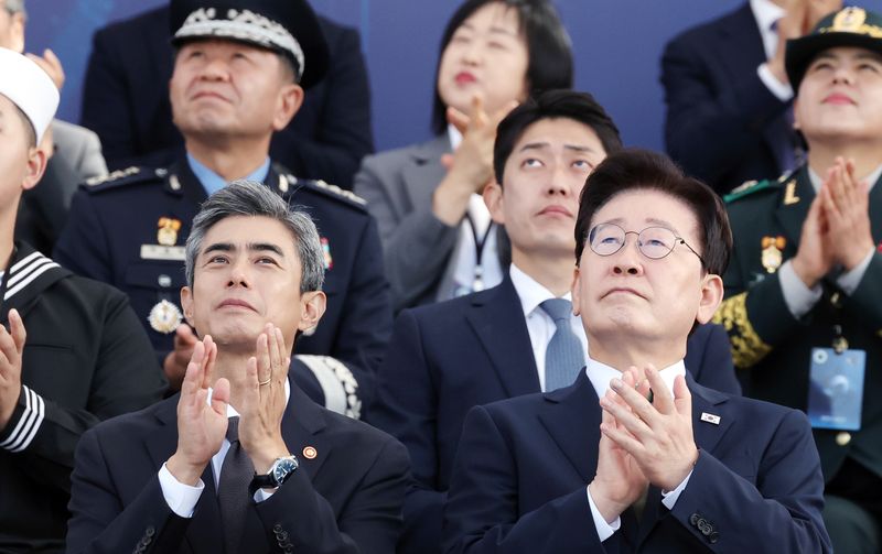[계룡=뉴시스] 조성봉 기자 = 이재명 대통령이 1일 충남 계룡대 활주로에서 열린 제78회 국군의 날 기념식에서 박수를 치고 있다. 왼쪽은 강신철 국방부 장관. 2026.10.01. suncho21@newsis.com