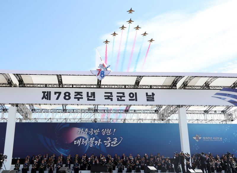 [계룡=뉴시스] 조성봉 기자 = 이재명 대통령이 1일 충남 계룡대 활주로에서 열린 제78회 국군의 날 기념식에서 블랙이글스 고난도 기동을 관람하고 있다.2026.10.01. suncho21@newsis.com