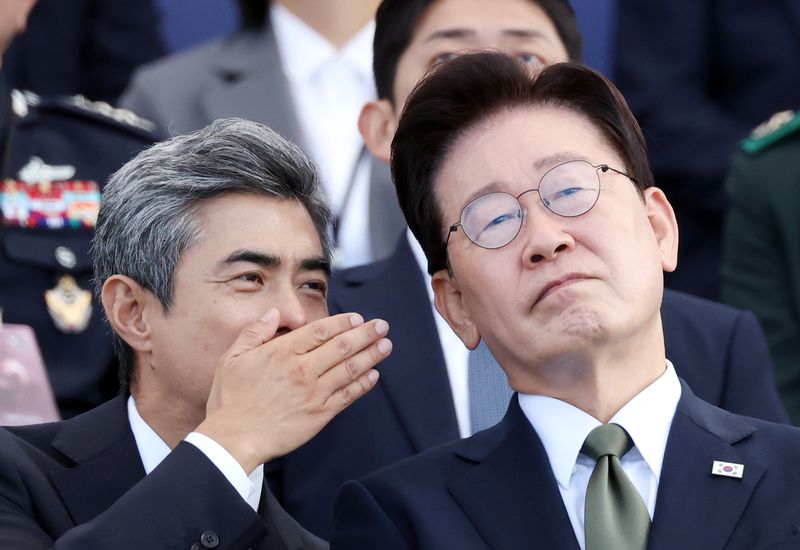 [계룡=뉴시스] 조성봉 기자 = 이재명 대통령이 1일 충남 계룡대 활주로에서 열린 제78회 국군의 날 기념식에서 강신철 국방부 장관과 대화하고 있다. 2026.10.01. suncho21@newsis.com