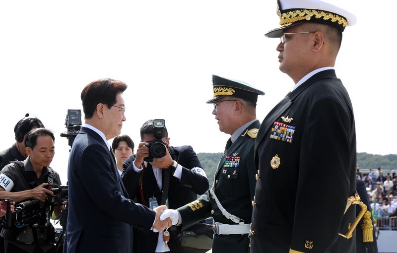 [계룡=뉴시스] 조성봉 기자 = 이재명 대통령이 1일 충남 계룡대 활주로에서 열린 제78회 국군의 날 기념식을 마친 뒤 군 장병을 격려하고 있다.2026.10.01. suncho21@newsis.com