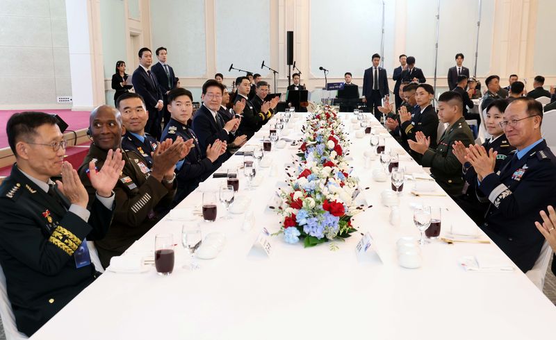 [계룡=뉴시스] 조성봉 기자 = 이재명 대통령이 1일 충남 계룡대에서 열린 제78회 국군의 날 기념 오찬에서 참석자들과 박수를 치고 있다.2026.10.01. suncho21@newsis.com