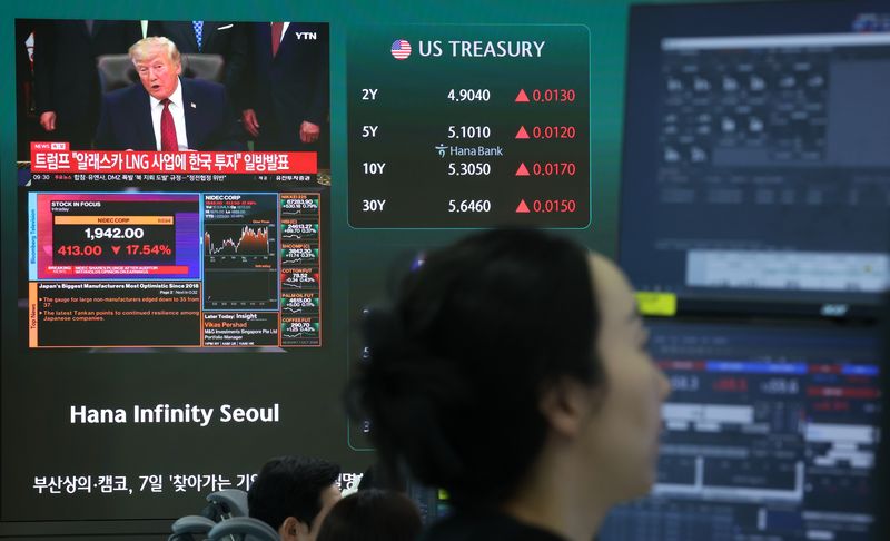 지난 1일 서울 중구 하나은행 딜링룸 전광판에 도널드 트럼프 미국 대통령의 한국의 대미 투자 계획 발표 뉴스 화면과 미국 국채금리 지수가 표시되고 있다. 사진=뉴시스