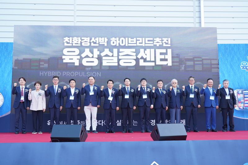 지난달 30일 경남 양산시 동면 가산일반산업단지에서 열린 '친환경 선박 하이브리드 추진 육상 실증센터' 개소식에서 나동연 양산시장(왼쪽 여섯 번째부터)과 양원창 한국조선해양기자재연구원장, 산업통상부 이디도 과장 등이 함께 기념촬영하고 있다. 한국조선해양기자재연구원 제공