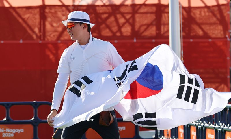 1일 일본 아이치현 오카자키 중앙종합공원 다목적광장에서 열린 2026 아이치·나고야 아시안게임 양궁 컴파운드 남자 개인전 결승에서 김종호가 대만 장정웨이를 꺾고 금메달을 차지한 후 환호하고 있다. 뉴시스