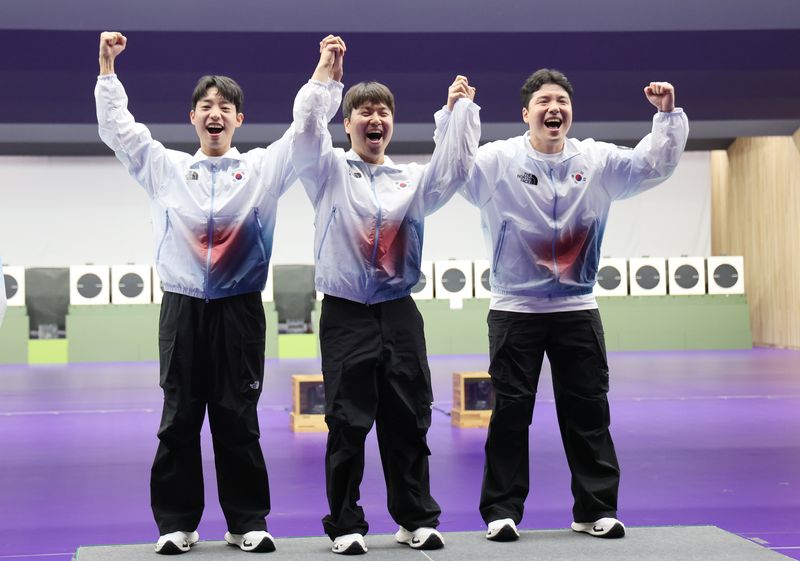 1일 일본 아이치현 종합사격장에서 열린 2026 아이치·나고야 아시안게임 사격 남자 25ｍ 속사권총 단체전에서 금메달을 차지한 송종호(왼쪽부터), 이건혁, 윤서영이 시상대에 올라 기뻐하고 있다. 연합뉴스