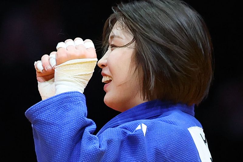 1일 (현지 시간) 일본 아이치현 나고야시 아이치 인터네셔날 아레나에서 열린 2026 아이치·나고야 아시안게임 유도 여자 57kg급 몽골 아리운자야 테르비시와 결승에서 금메달을 획득한 한국 허미미가 기뻐하고 있다.뉴시스