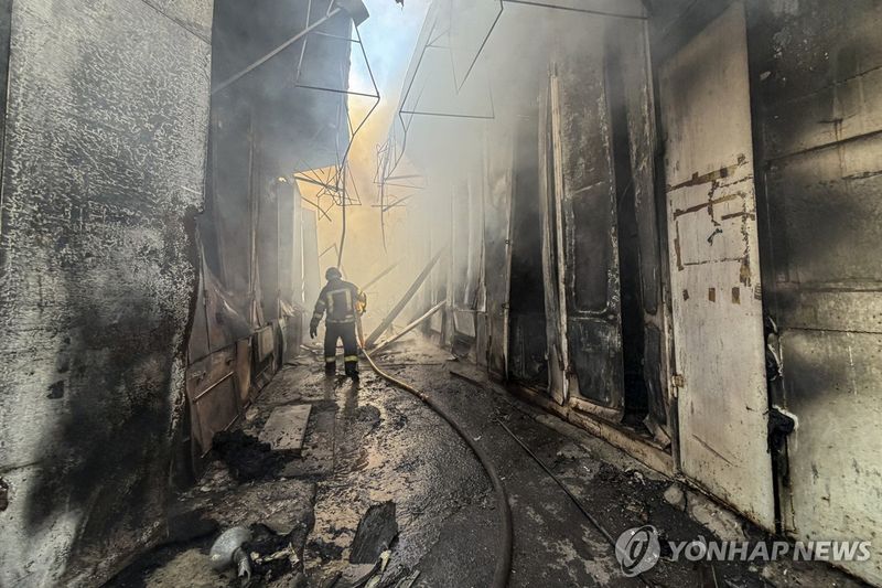러시아 공격을 받은 우크라이나 자포리자 시장 (출처=연합뉴스)