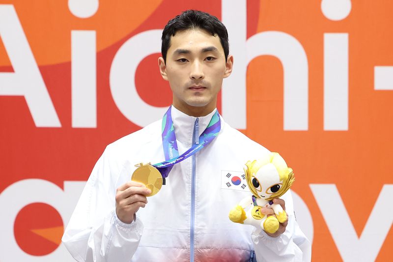 1일 오후(현지 시간) 일본 아이치현 도요하시 체육관에서 열린 2026 아이치·나고야 아시안게임 태권도 남자 개인 품새 메달 시상식에서 금메달을 획득한 한국 윤규성이 포즈를 취하고 있다. 뉴시스