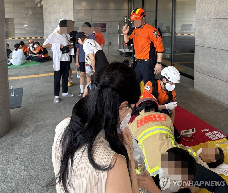 1일 그랜드 조선 제주 염소가스 사고 현장에 출동한 구급차와 소방대원들이 환자 이송과 안전조치를 진행하고 있다. 현장에는 제주소방안전본부와 제주해군기지, 보건소 등 유관기관 응급차가 투입됐다. 사진=연합뉴스
