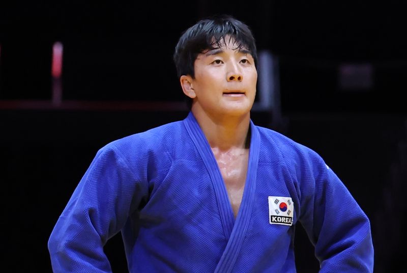 유도 국가대표 이준환이 1일 일본 아이치 인터내셔널 아레나에서 열린 2026아이치·나고야 아시안게임 남자 81kg급 동메달 결정전에서 이란 엘리아스 파르히즈가르에게 승리해 동메달을 확정 짓고 숨을 고르고 있다. 뉴스1