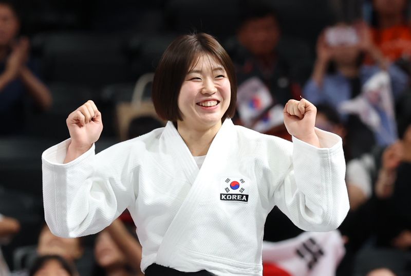 대한민국 허미미가 1일 일본 아이치 인터내셔널 아레나에서 열린 2026 아이치·나고야 아시안게임 유도 여자 57kg급 결승 시상식에서 환하게 미소 지으며 시상대에 오르고 있다. 2026.10.1 ⓒ 뉴스1 김민지 기자