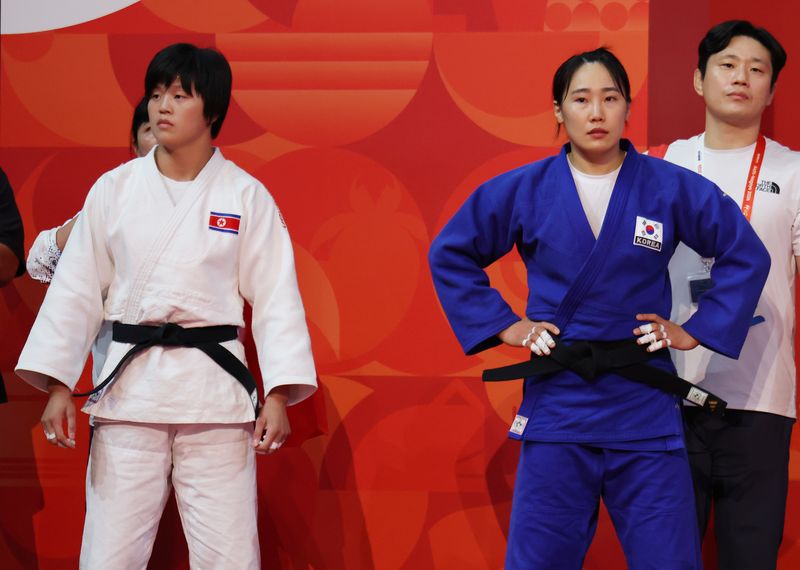 대한민국 김혜미(오른쪽)과 북한 문성희가 1일 일본 아이치 인터내셔널 아레나에서 열린 2026 아이치·나고야 아시안게임 유도 여자 70kg급 16강전에서 경기를 앞두고 준비하고 있다. 2026.10.1 ⓒ 뉴스1 김민지 기자