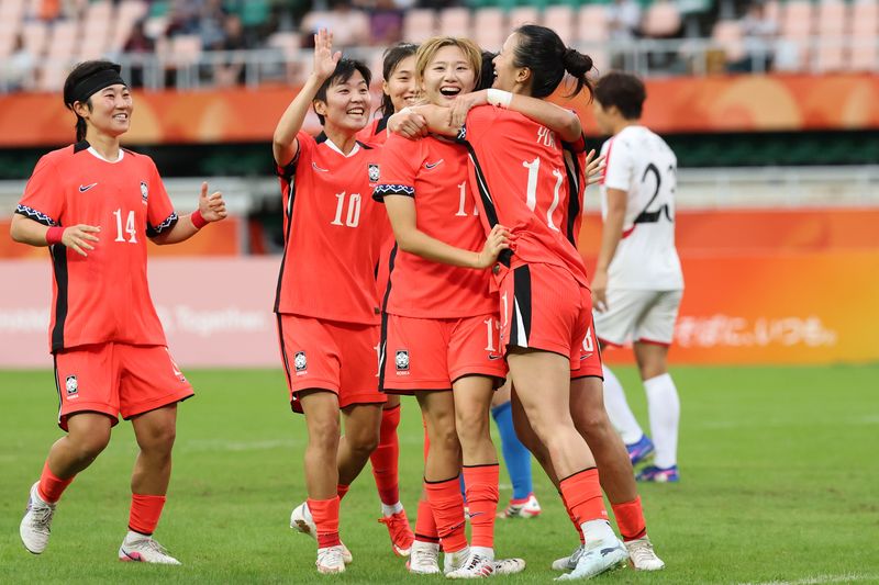 21일(현지시간) 일본 시즈오카현 후쿠로이시 시즈오카 스타디움 에코파에서 열린 2026 아이치·나고야 아시안게임 여자 축구 F조 예선 대한민국과 북한의 경기, 후반 한국 윤수정이 팀의 첫 번째 골을 넣은 뒤 동료들과 기쁨을 나누고 있다. 뉴시스