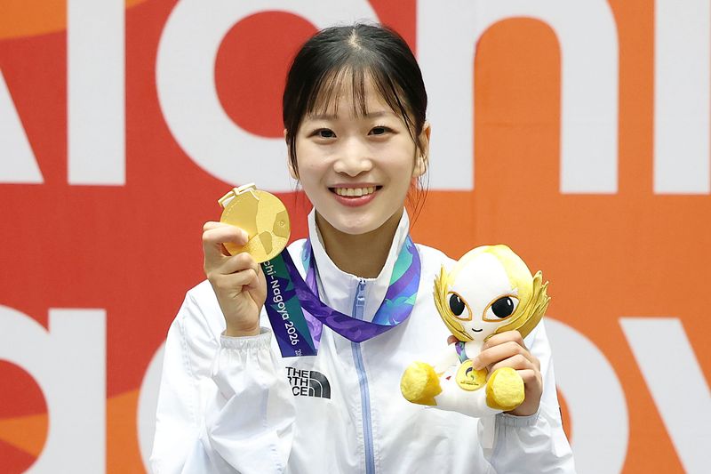 1일 일본 아이치현 도요하시 체육관에서 열린 2026 아이치·나고야 아시안게임 태권도 여자 개인 품새 메달 시상식에서 금메달을 획득한 정하은이 포즈를 취하고 있다. 뉴시스