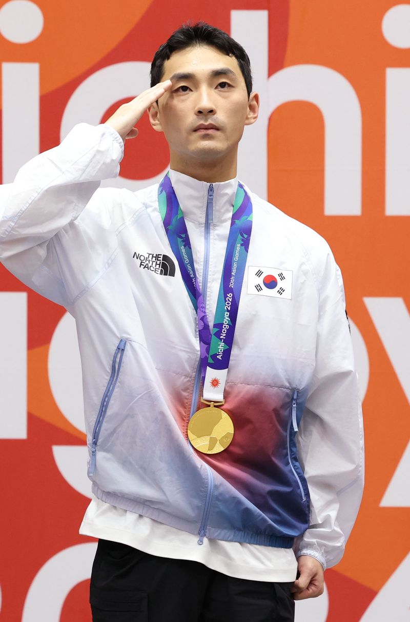 1일 일본 아이치현 도요하시 체육관에서 열린 2026 아이치·나고야 아시안게임 태권도 남자 개인 품새 메달 시상식에서 금메달을 획득한 윤규성이 국민의례를 하고 있다. 뉴시스