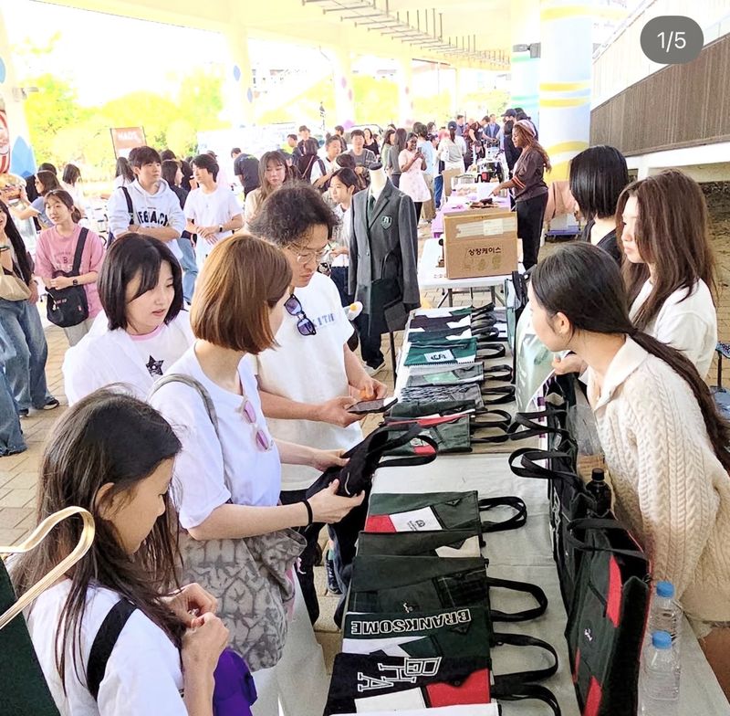 브랭섬홀아시아와 세인트존스베리아카데미 제주 학생들이 교복과 원단을 활용해 만든 가방과 소품을 바자회에서 판매하고 있다. 학생들은 제품 기획과 제작뿐 아니라 홍보와 판매까지 직접 맡았다. 사진=제주곶자왈공유화재단