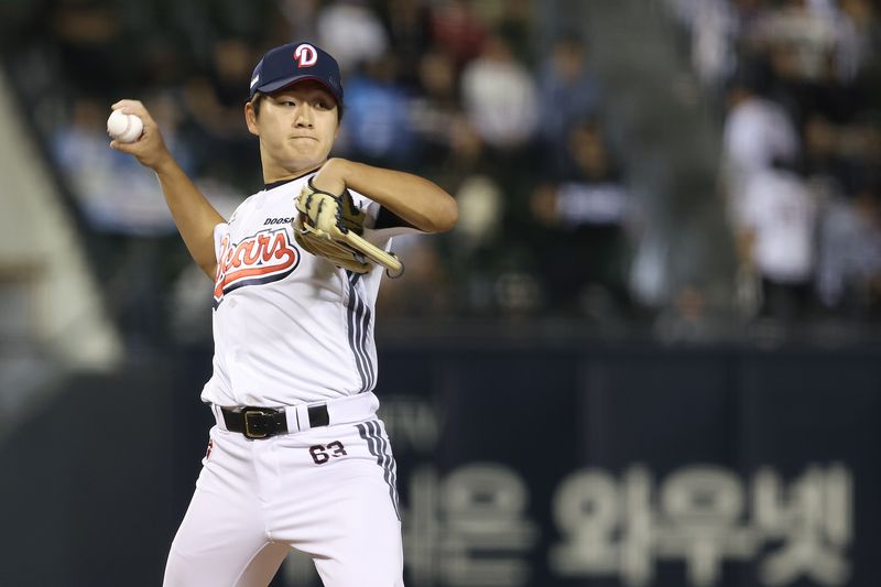[서울=뉴시스] 프로야구 두산 베어스 김택연이 1일 서울 잠실구장에서 열린 2026 신한 쏠 KBO리그 NC 다이노스와의 경기에 불펜 등판해 공을 던지고 있다. (사진=두산 베어스 제공) 2026.10.01. *재판매 및 DB 금지