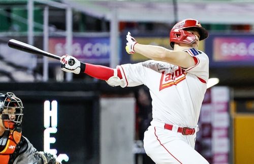 SSG 김재환이 개인 통산 300번째 홈런을 날렸다. (출처=연합뉴스)