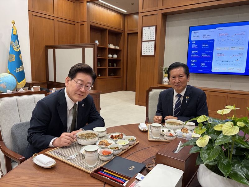 이재명 대통령과 정청래 더불어민주당 전 대표가 1일 청와대에서 만찬을 하고 있다. 청와대 제공