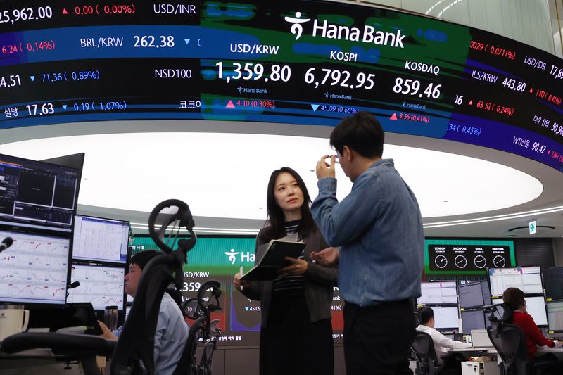 [서울=뉴시스] 조성우 기자 = 코스피가 전 거래일보다 23.55포인트(0.34%) 내린 6814.49에 개장한 1일 서울 중구 하나은행 딜링룸 전광판에 지수가 표시되고 있다. 코스닥 지수는 1.95포인트(0.23%) 내린 853.96에 거래를 시작했다. 2026.10.01. xconfind@newsis.com