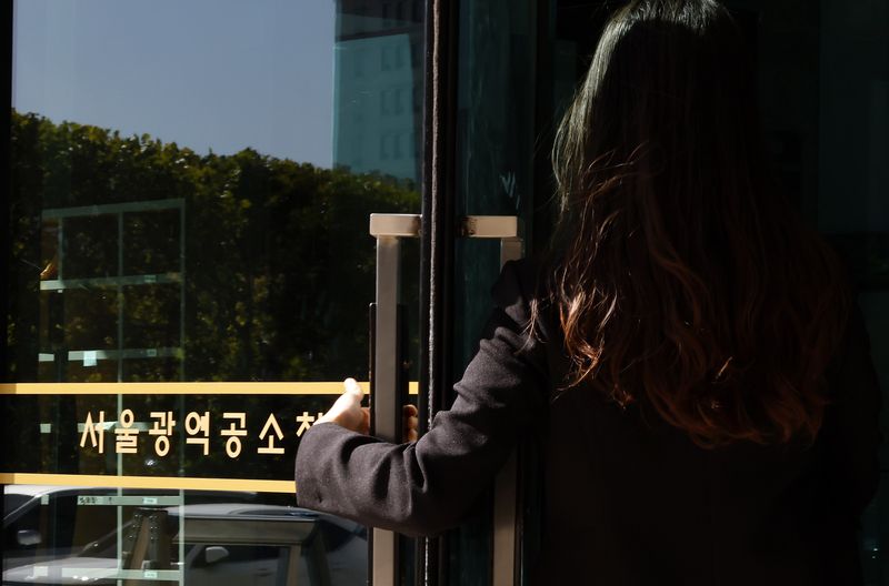 [서울=뉴시스] 김혜진 기자 = 검찰청 폐지와 공소청·중수청 출범을 하루 앞둔 1일 서울 서초구 서울고검에 서울광역공소청이 새겨진 스티커가 붙어 있다. 2026.10.01. jini@newsis.com