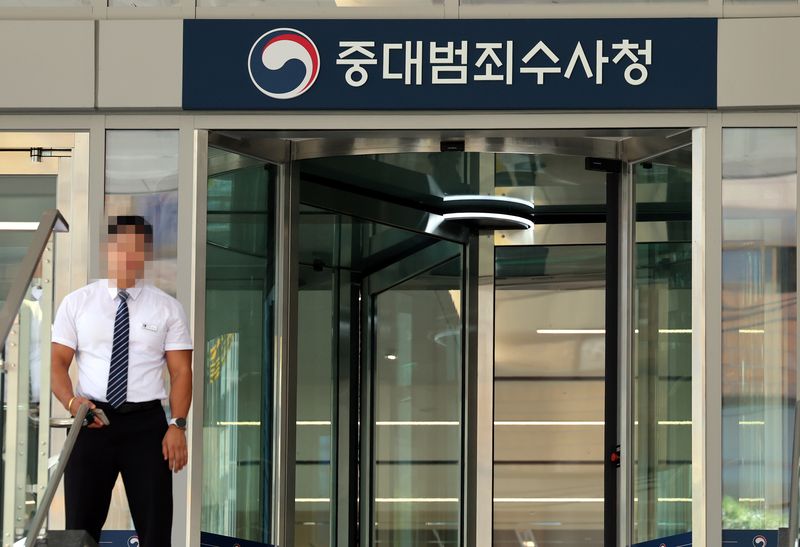 [서울=뉴시스] 박영태 기자 = 중대범죄수사청(중수청) 출범을 사흘 앞둔 지난달 29일 서울 중구 르네스퀘어 건물 입구에 중수청 간판이 설치된 가운데 관계자들이 문 앞을 지키고 있다. 2026.10.02. since1999@newsis.com