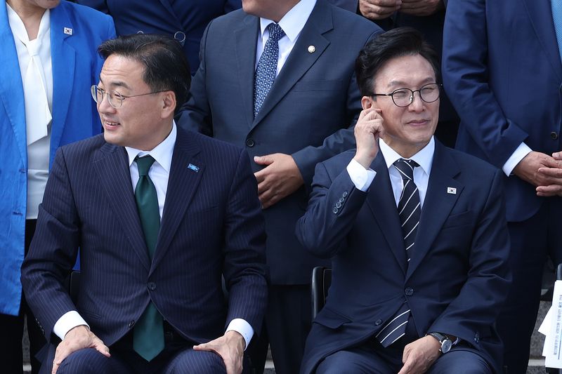 김민석 더불어민주당 대표(오른쪽)와 신장식 조국혁신당 대표가 지난달 3일 서울 여의도 국회 본청 계단에서 열린 후반기 단체 기념 사진 촬영하는 모습. 2026.9.3 ⓒ 뉴스1 신웅수 기자
