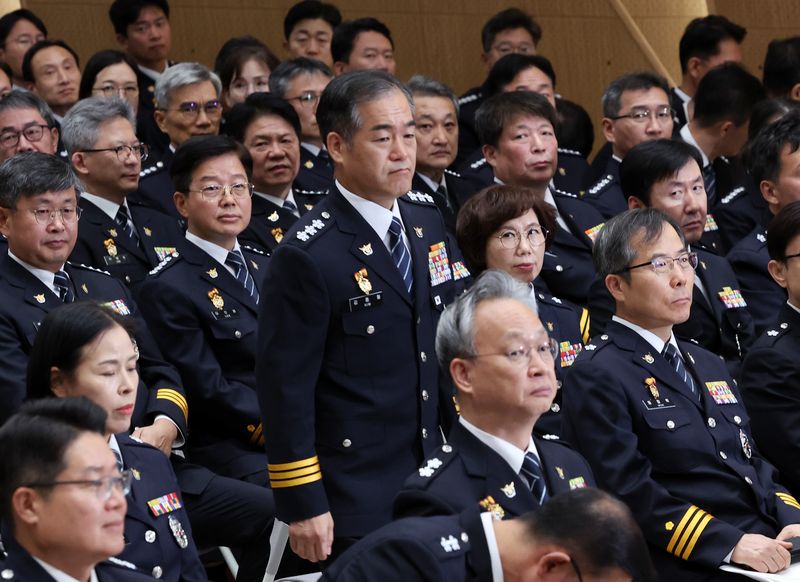 [서울=뉴시스] 조성우 기자 = 김종철 경찰청장 직무대행이 개정 형사소송법 시행을 하루 앞둔 1일 서울 서대문구 경찰청 참수리홀에서 열린 전국 경찰 수사 지휘관 회의에 입장하고 있다. 2026.10.01. xconfind@newsis.com
