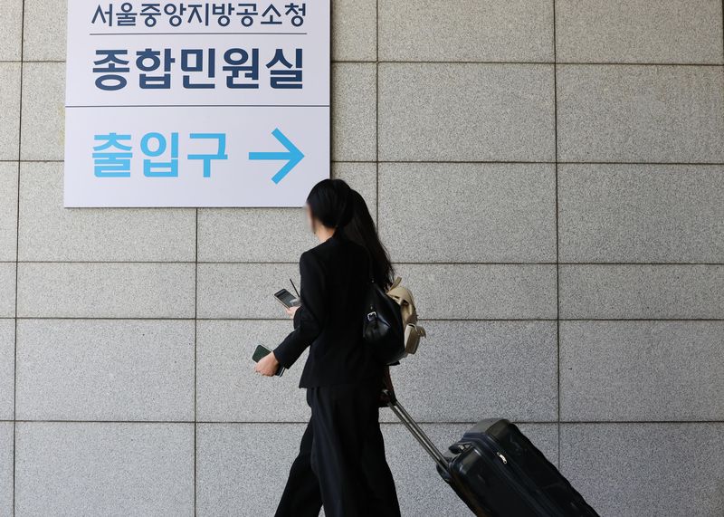 [서울=뉴시스] 김혜진 기자 = 검찰청 폐지와 공소청·중수청 출범을 하루 앞둔 1일 서울 서초구 서울고등검찰청·서울중앙검찰청 청사에서 인사 이동 대상자인 검찰 직원들이 청사를 나서고 있다. (공동취재) 2026.10.01. photo@newsis.com