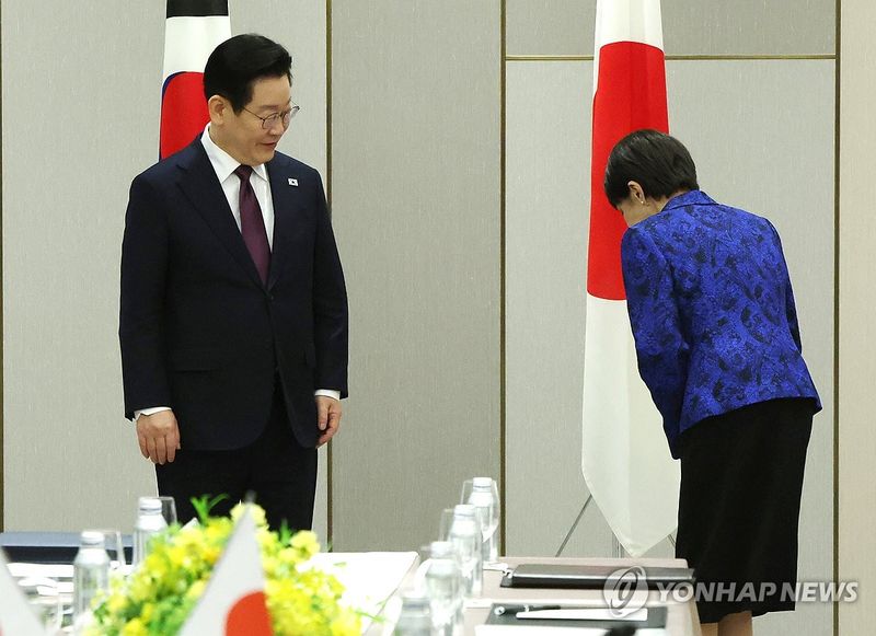 태극기에 예를 표하는 일본 총리 (출처=연합뉴스)