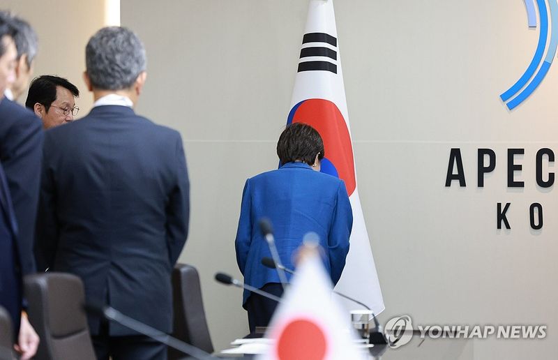 태극기에 예를 표하는 일본 총리 (출처=연합뉴스)