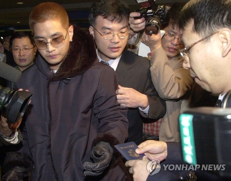 2002년 입국 시 미국 여권 제시하는 유승준 (출처=연합뉴스)