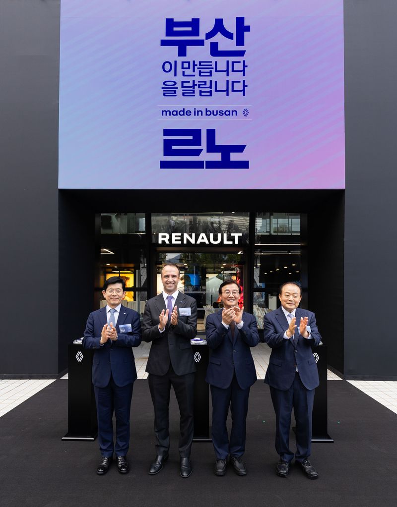빈대인 BNK 금융지주 회장(왼쪽부터), 니콜라 파리 르노코리아 사장, 전재수 부산시장, 양재생 부산상의 회장이 지난 1일 부산 동래구에서 열린 르노 동래 오픈행사에서 기념 사진을 촬영하고 있다. 르노코리아 제공