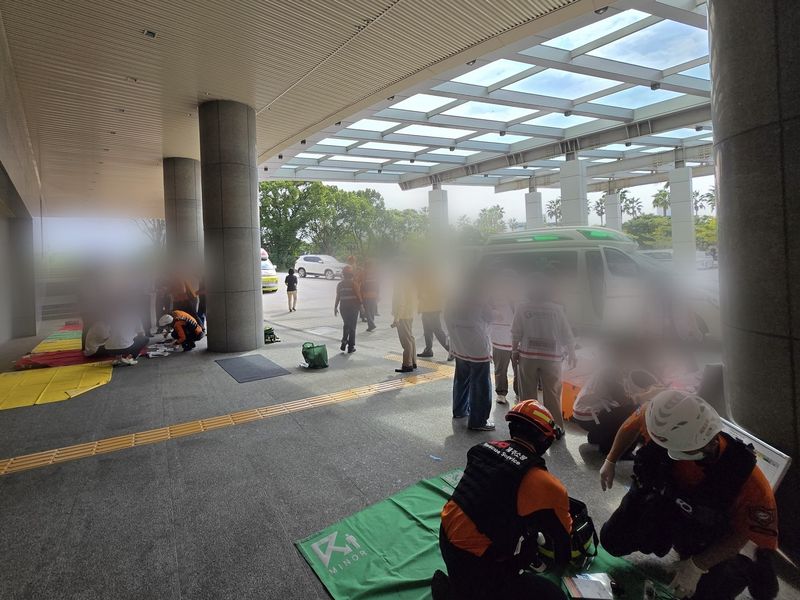 지난 1일 서귀포시 중문관광단지 그랜드 조선 제주에서 염소가스 사고가 발생한 뒤 소방대원들이 건물 밖으로 대피한 환자들을 응급처치하고 있다. 사고 당시 투숙객과 직원 등 59명이 병원으로 이송됐다 사진=제주소방안전본부 제공