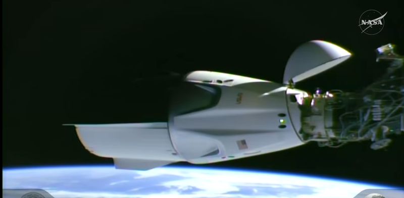 미국 항공우주국(NASA)이 제공한 동영상에서 1일(현지시간) 우주인 4명이 탑승한 스페이스X 우주선이 국제우주정거장(ISS)과 도킹하고 있다. AP 뉴시스