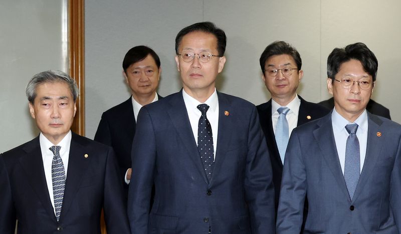 이형일(가운데) 경제부총리 겸 재정경제부 장관이 2일 서울 중구 은행회관에서 열린 시장상황점검회의에 참석하고 있다. 왼쪽부터 신현송 한국은행 총재, 이찬진 금융감독원장, 이 부총리, 이억원 금융위원장, 홍지선 국토교통부 장관. 뉴시스