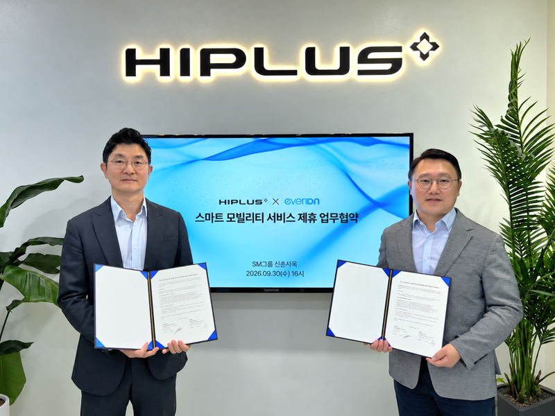 안병현 SM하이플러스 대표(오른쪽)와 유동수 에버온 대표가 지난 30일 서울 서대문구 SM그룹 신촌사옥(본사)에서 전기차(EV) 하이패스 카드 출시 등 스마트 모빌리티 서비스 제휴 업무협약(MOU)을 체결한 뒤 기념촬영을 하고 있다. SM그룹 제공