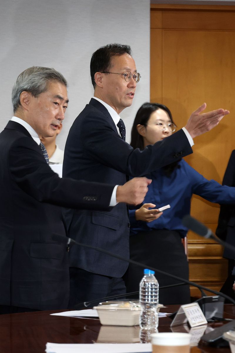 이형일 부총리 겸 재정경제부 장관과 신현송 한국은행 총재가 2일 서울 중구 은행회관에서 열린 시장상황점검회의에 입장하고 있다. 사진=서동일 기자