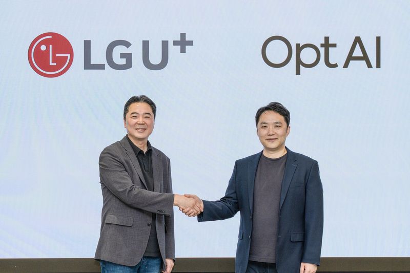 LG유플러스가 AI 최적화 전문기업 옵트에이아이와 손잡고 AI 운영 효율을 높이는 토큰 최적화 기술 확보에 나선다고 2일 밝혔다. 사진은 이상엽 LG유플러스 CTO(전무, 왼쪽)와 이재호 옵트에이아이 대표가 토큰 최적화 협력과 관련해 기념촬영을 하는 모습. LG유플러스 제공