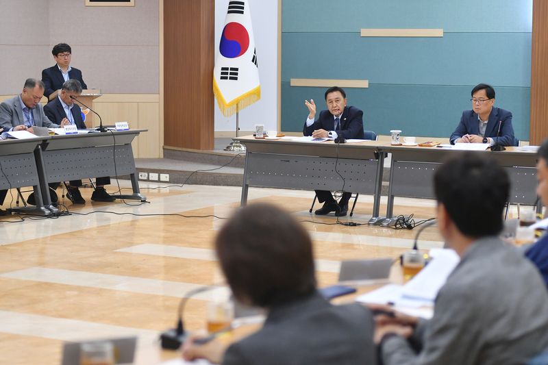 2027 화천산천어축제 신규 아이디어 보고회가 지난 1일 화천군청에서 김세훈 군수, 안중기 부군수를 비롯한 전 실국과장과 팀장들이 참석한 가운데 열렸다.(화천군 제공. 재판매 및 DB 금지)