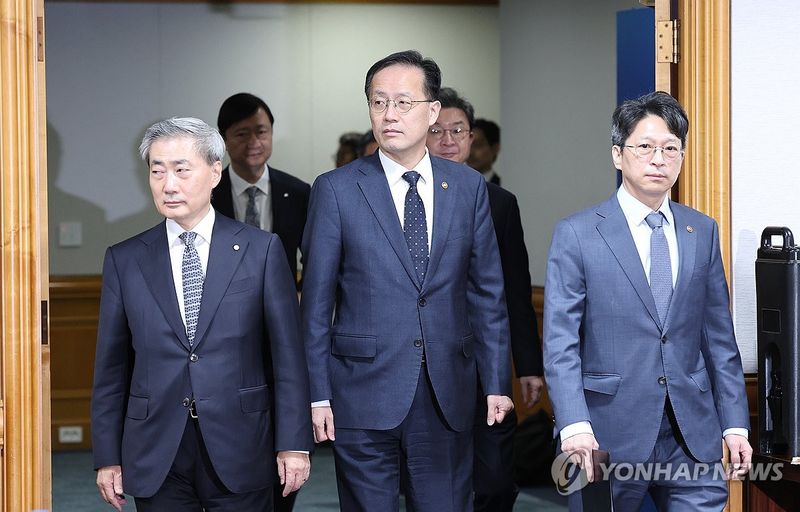 시장상황점검회의 입장하는 이형일 경제부총리 (출처=연합뉴스)