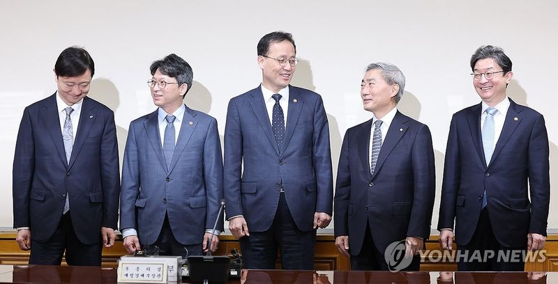 대화하는 이형일 부총리와 신현송 한국은행 총재 (출처=연합뉴스)