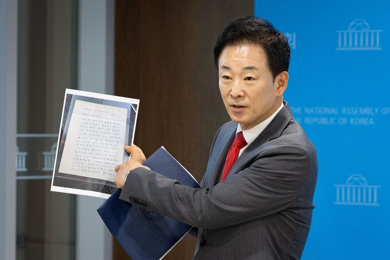 유영하 국민의힘 의원이 2일 서울 여의도 국회 소통관에서 영화 '암살자(들)' 관련 기자회견을 마친 후 박정희 전 대통령이 육영수 여사 서거 이틀 후 박근혜 전 대통령에게 쓴 편지를 공개하고 있다. 뉴스1화상