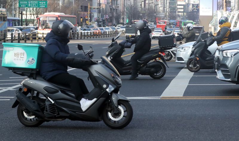 오토바이 음식 배달 현장. 제주도는 공공배달앱의 중개수수료를 2% 이하로 제한하고 광고비와 가입비를 면제하는 조건으로 차기 운영사를 모집한다. 사진=뉴스1