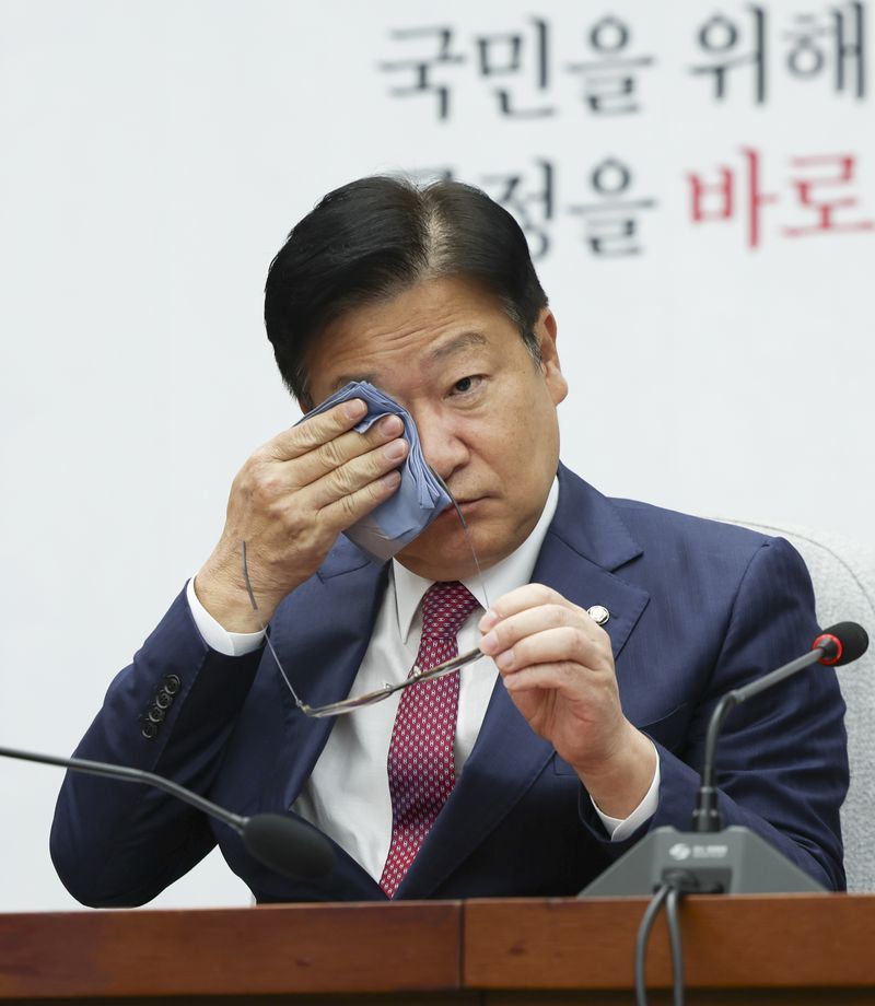 [서울=뉴시스] 김근수 기자 = 정점식 국민의힘 원내대표가 2일 오전 서울 여의도 국회에서 열린 국정감사대책회의에서 검찰청 폐지 관련 발언 도중 눈물을 닦고 있다. 2026.10.02. ks@newsis.com