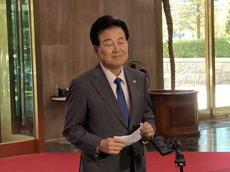 정동영 통일부 장관이 2일 서울 종로구 정부서울청사 출근길에 기자들과 만나 북한 지뢰폭발 사고와 관련한 입장을 밝히면서 눈을 감고 있다. 사진=김경수 기자